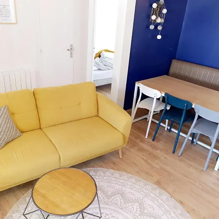 Bright, Large Balcony, Free Parking *