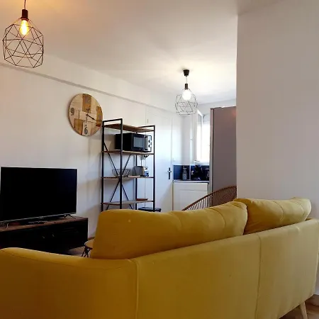 Bright, Large Balcony, Free Parking *