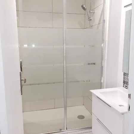 Bright, Large Balcony, Free Parking Appartement *