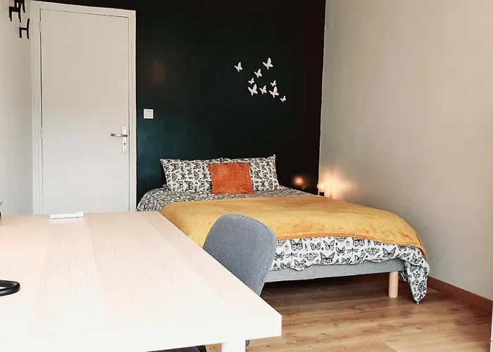 Bright, Large Balcony, Free Parking Апартаменты