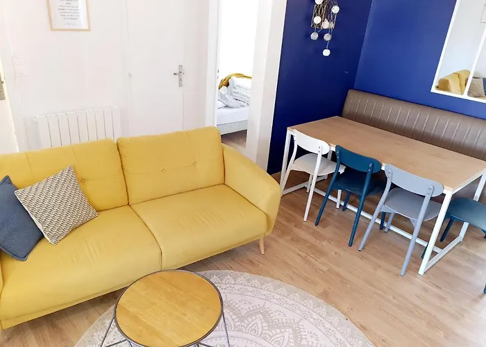 Bright, Large Balcony, Free Parking *