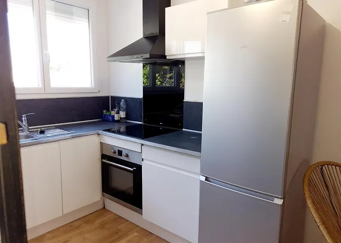 Апартаменты Bright, Large Balcony, Free Parking