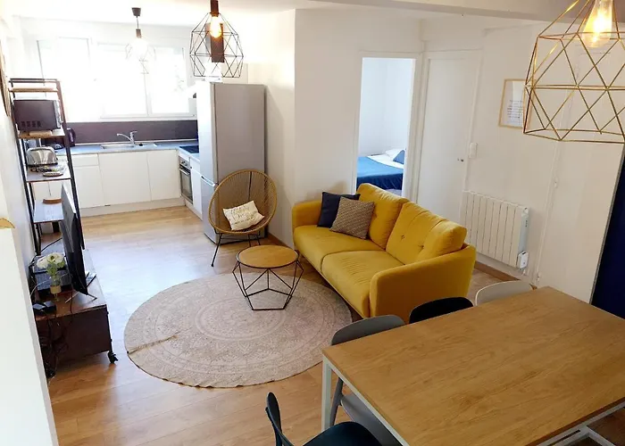 Апартаменты Bright, Large Balcony, Free Parking *