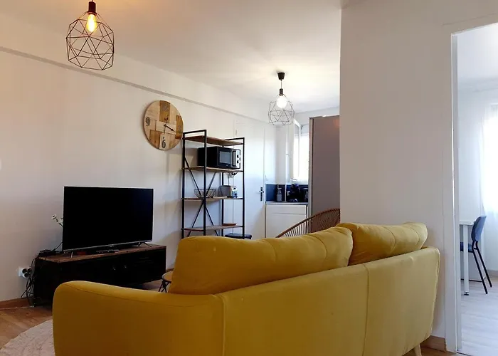 Bright, Large Balcony, Free Parking *